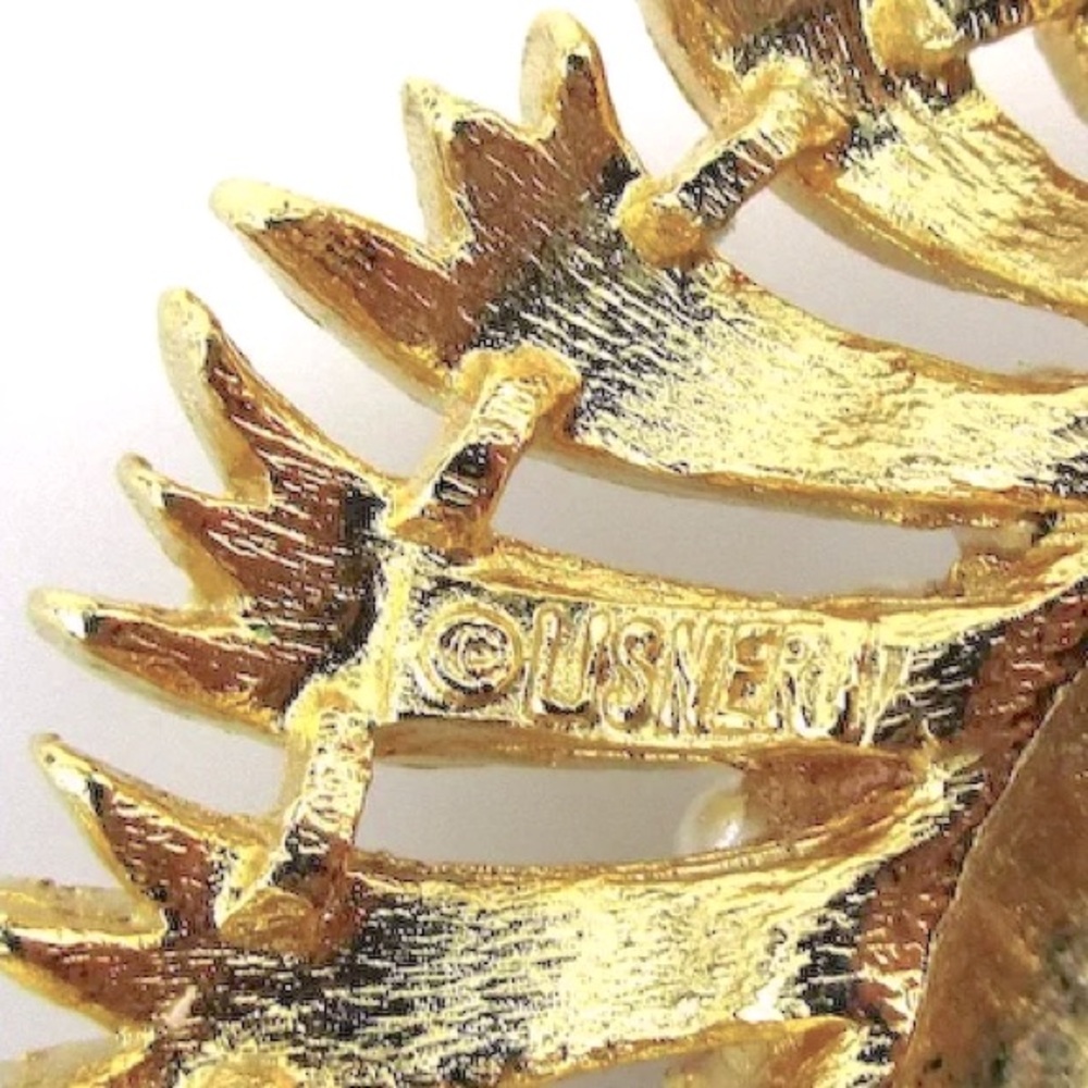 STUNNING Vintage LISNER Flower Brooch, Faux Pearls in Gilt Leaves, 3”x 1.5” - Picture 5 of 5